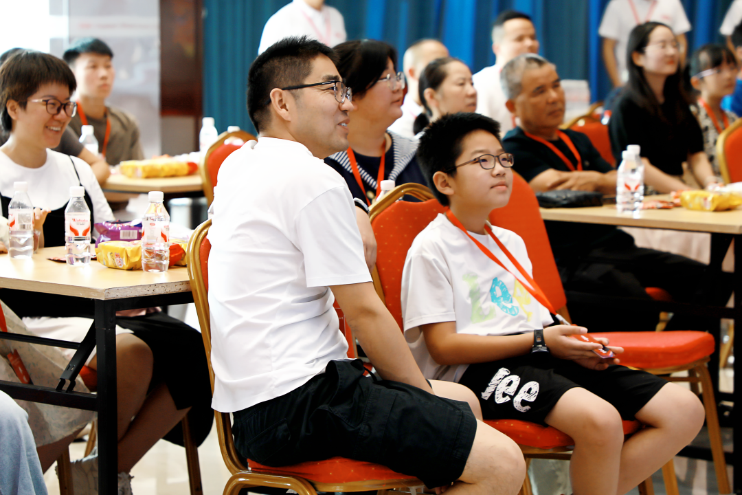 萌娃探班!2025鹽津鋪?zhàn)訂T工家人開放日活動(dòng)正式舉行 萌娃探班!2025鹽津鋪?zhàn)訂T工家人開放日活動(dòng)正式舉行